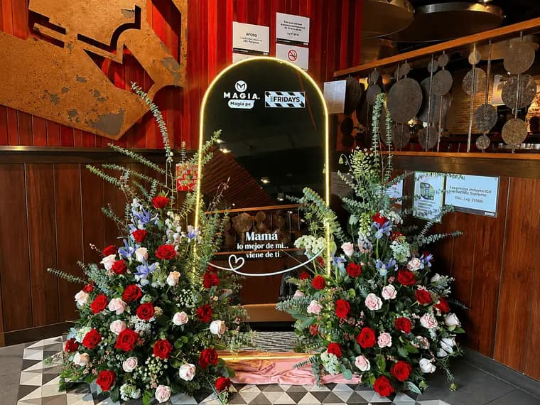 Arco floral y display POP para activación de marca fabricado por Acrílica del Perú
